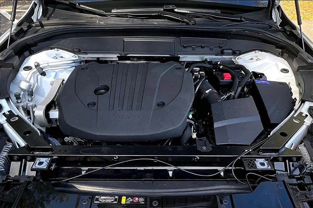 Certified 2022 Volvo XC60 B5 Momentum image 25