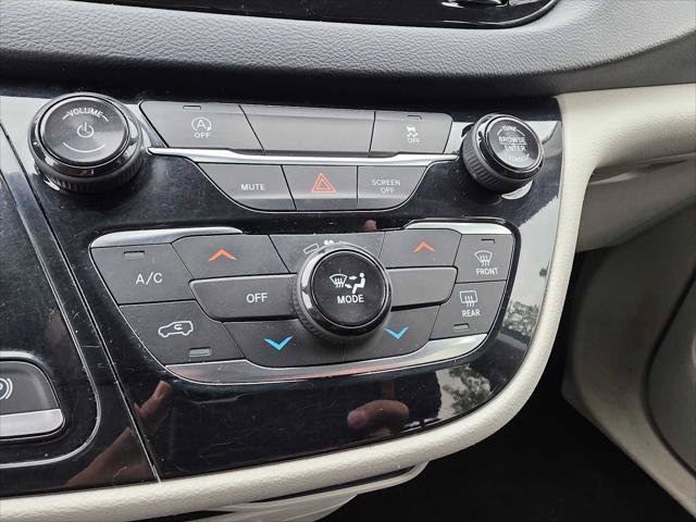 Used 2020 Chrysler Voyager Lxi FWD image 27