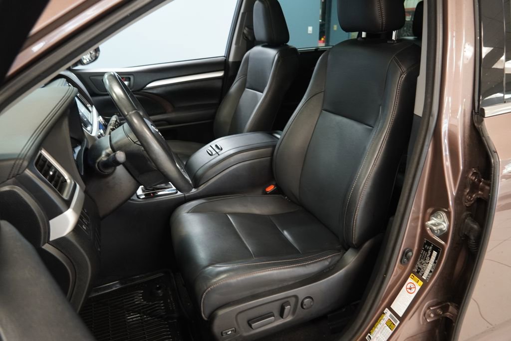Used 2017 Toyota Highlander XLE AWD/4WD image 3