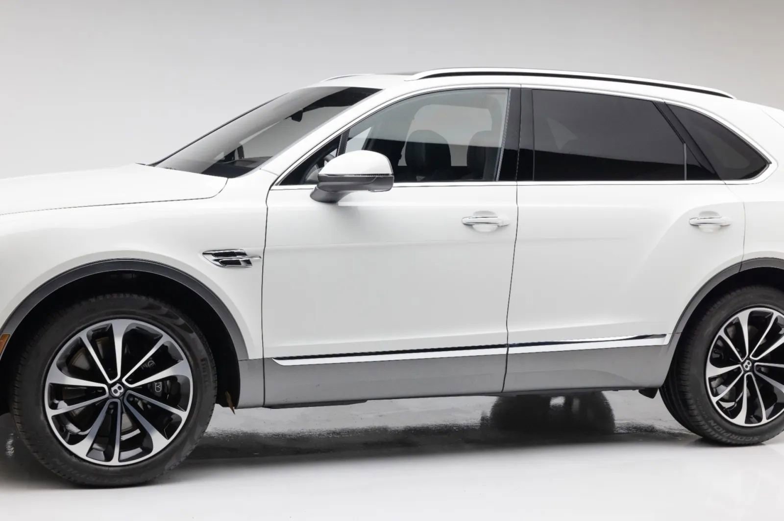 Used 2017 Bentley Bentayga AWD/4WD image 33