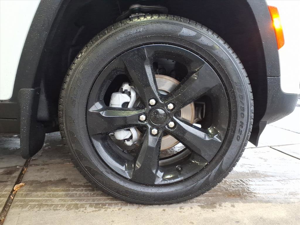 Used 2025 Jeep Grand Cherokee Limited w/ Black Appearance Package image 9