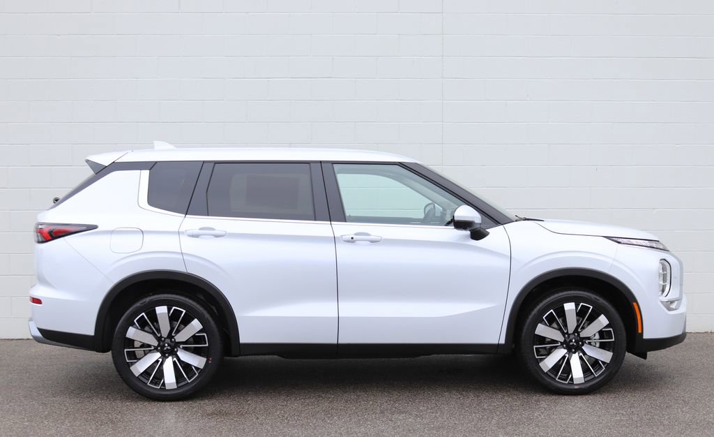 New 2026 Mitsubishi Outlander SE image 2