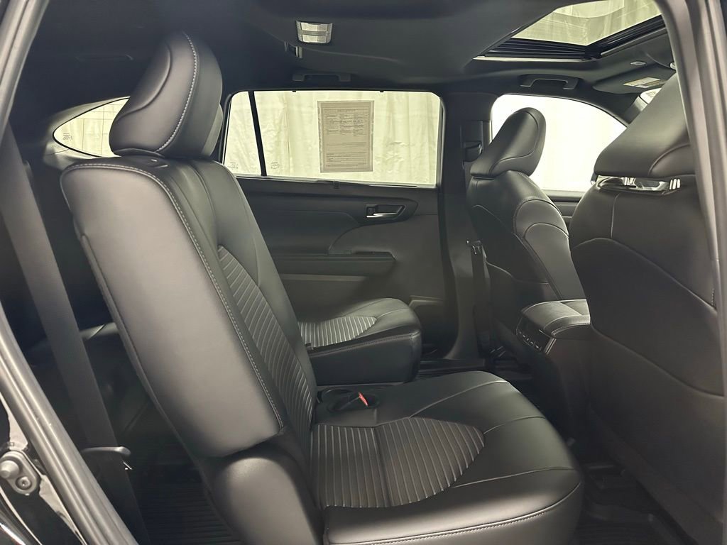 Used 2025 Toyota Highlander XSE AWD/4WD image 60