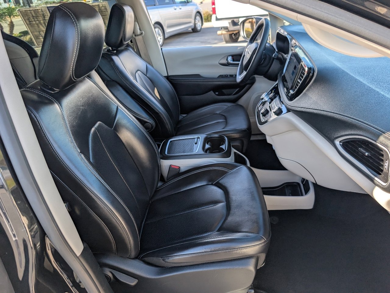 Used 2023 Chrysler Pacifica Touring-L image 9