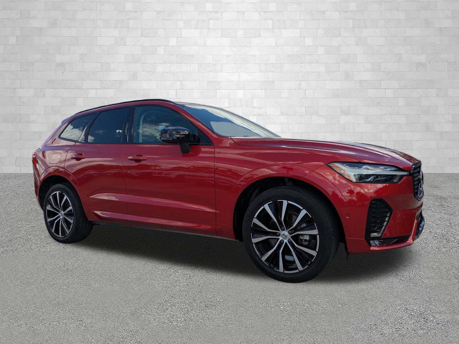 Used 2023 Volvo XC60 B5 Plus w/ Protection Package Premier image 1