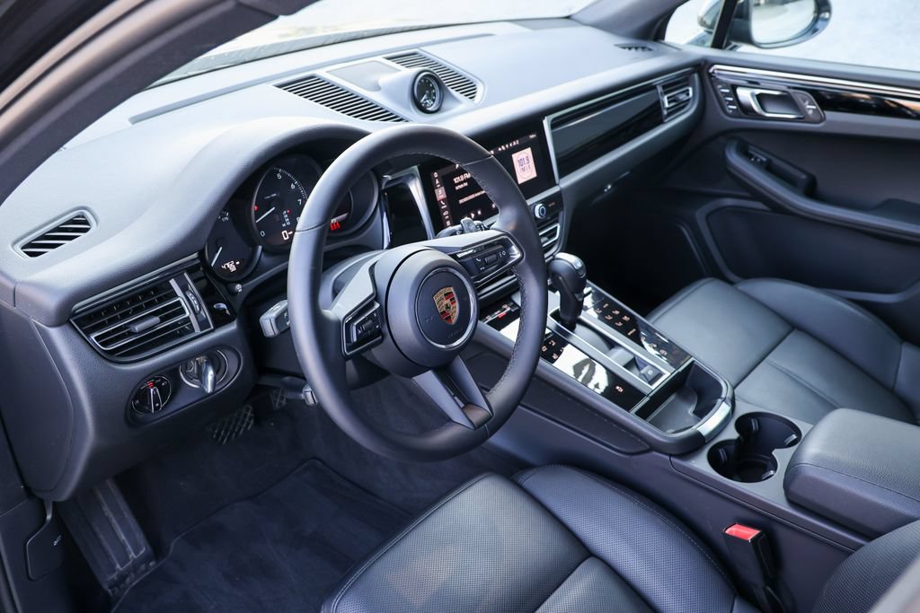 Certified 2026 Porsche Macan Turbo AWD/4WD image 4