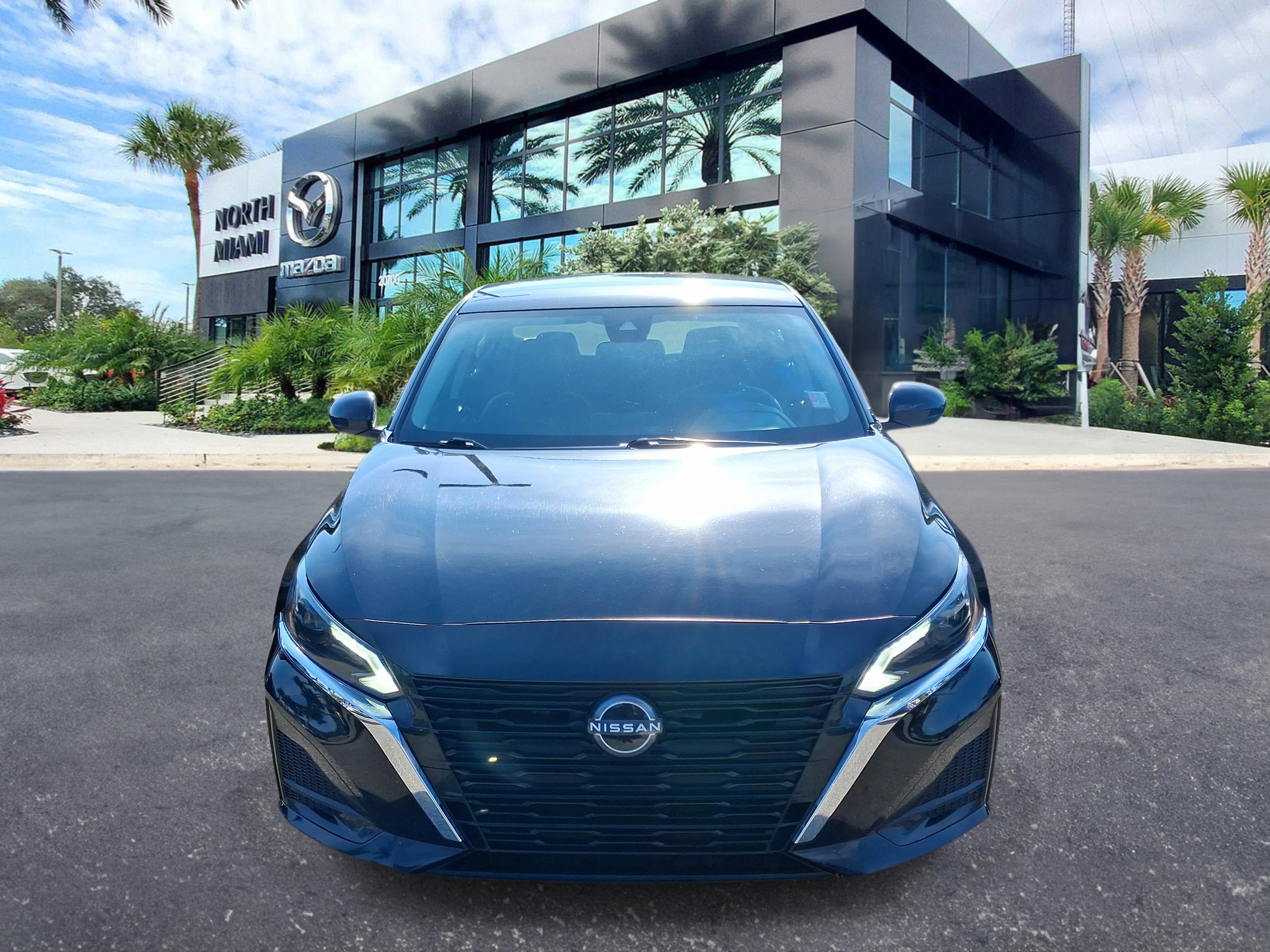 Used 2023 Nissan Altima 2.5 SV FWD image 2