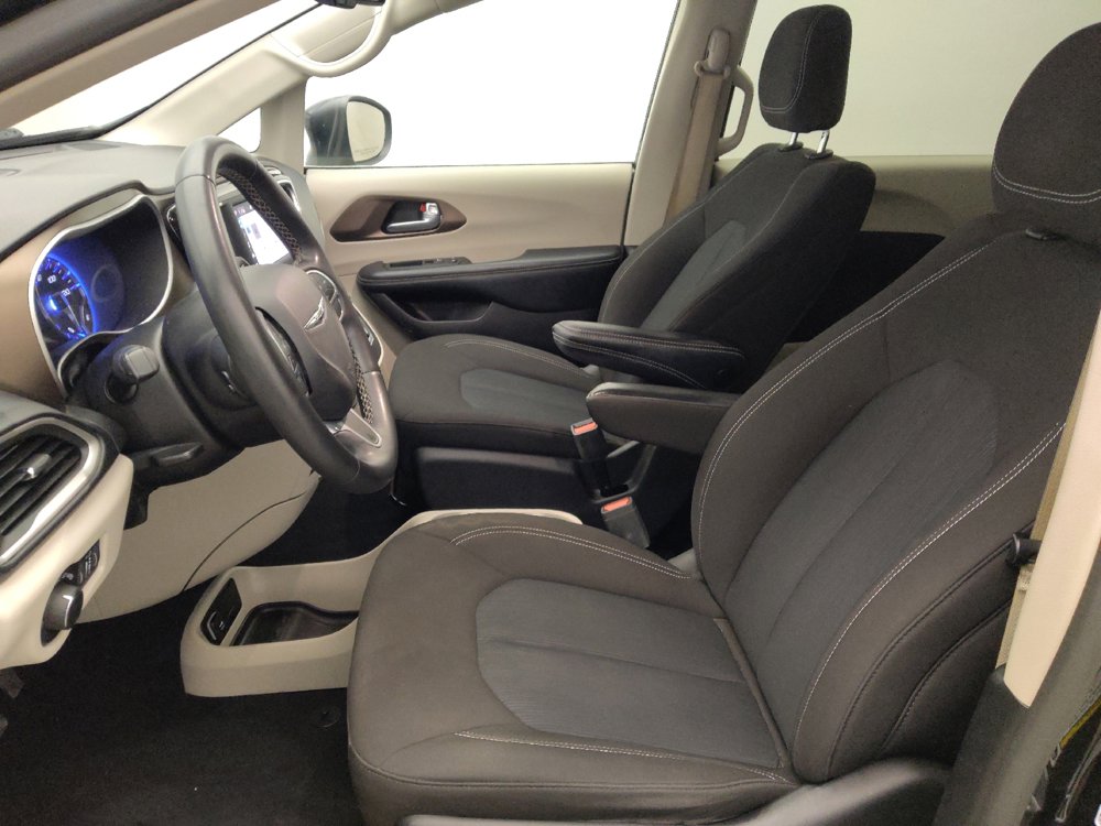 Used 2022 Chrysler Voyager LX FWD image 17