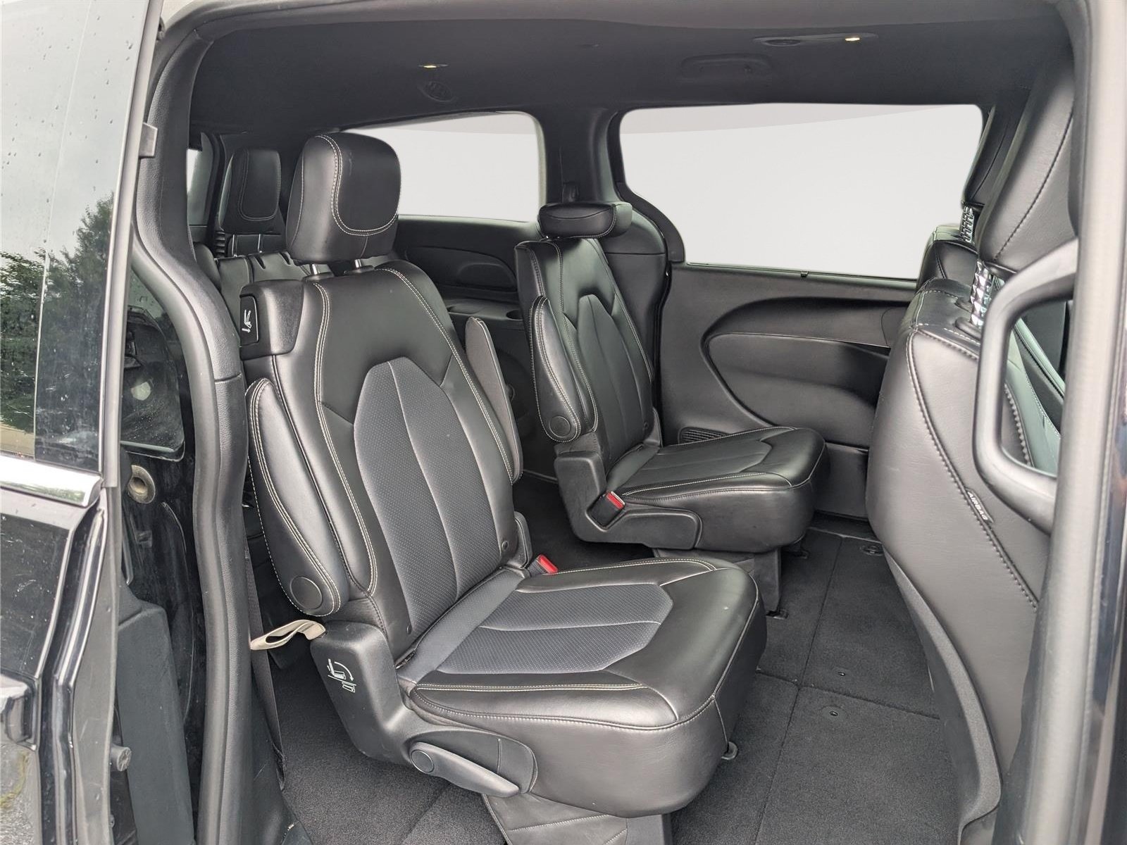 Used 2025 Chrysler Pacifica Select FWD image 11