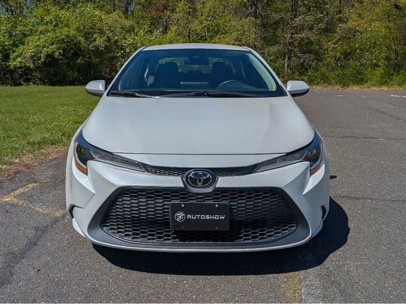 Used 2022 Toyota Corolla LE FWD image 2