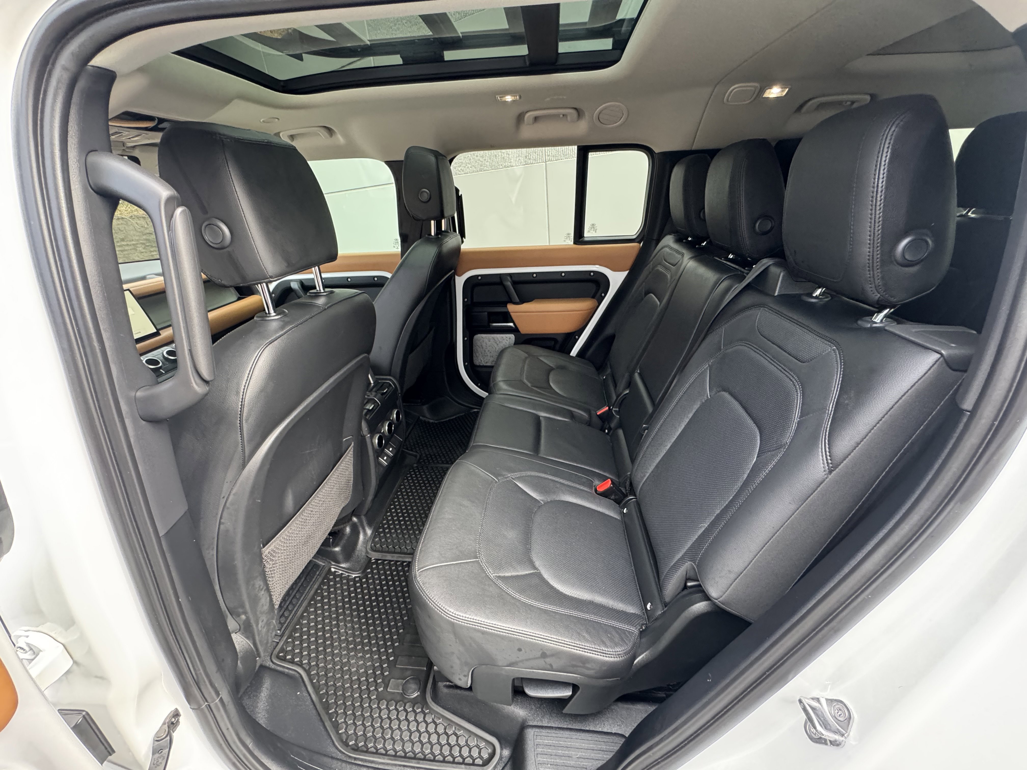 Used 2023 Land Rover Defender 130 S image 23