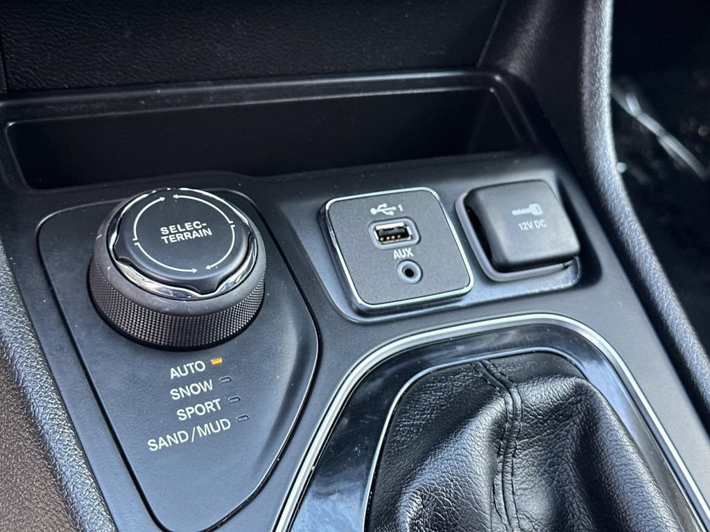Used 2019 Jeep Cherokee Limited AWD/4WD image 23