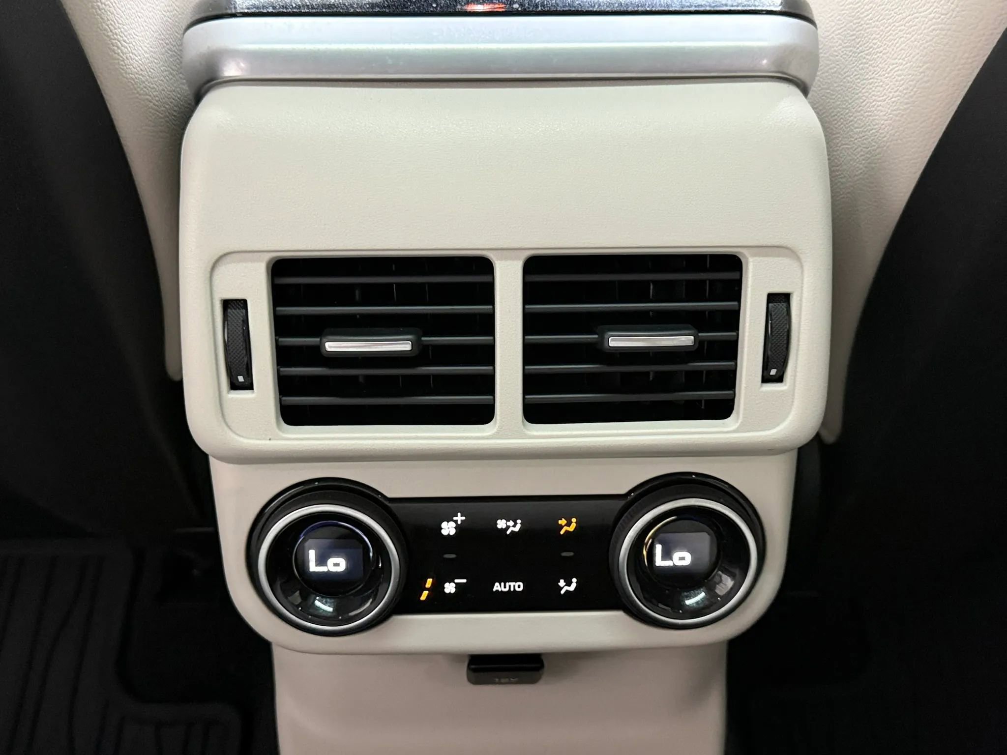 Used 2018 Land Rover Range Rover Velar R-Dynamic SE image 53