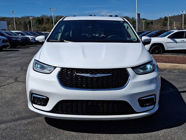 Used 2023 Chrysler Pacifica Touring-L image 2