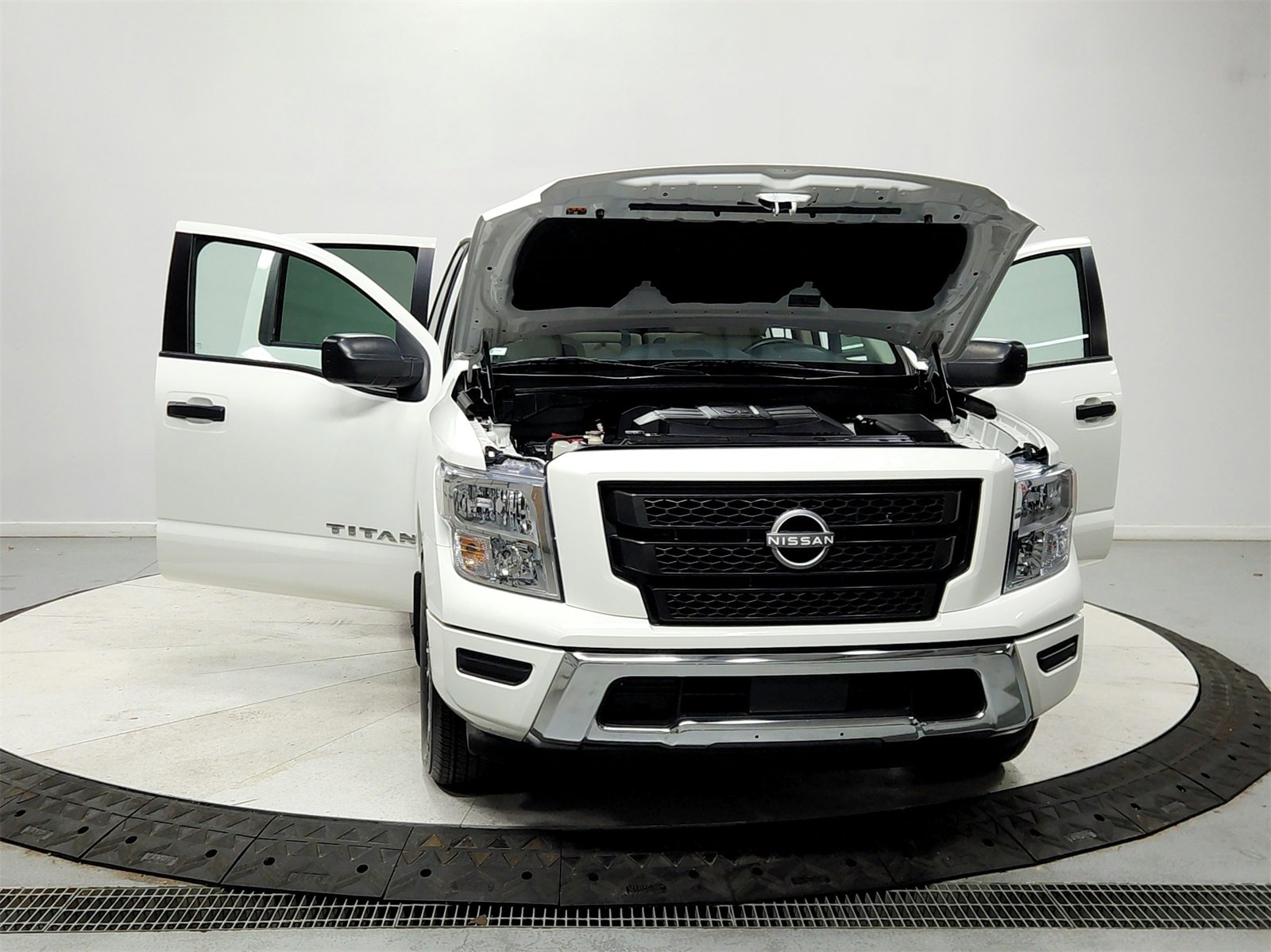 Used 2023 Nissan Titan SV w/ Accessory Utility Package image 10