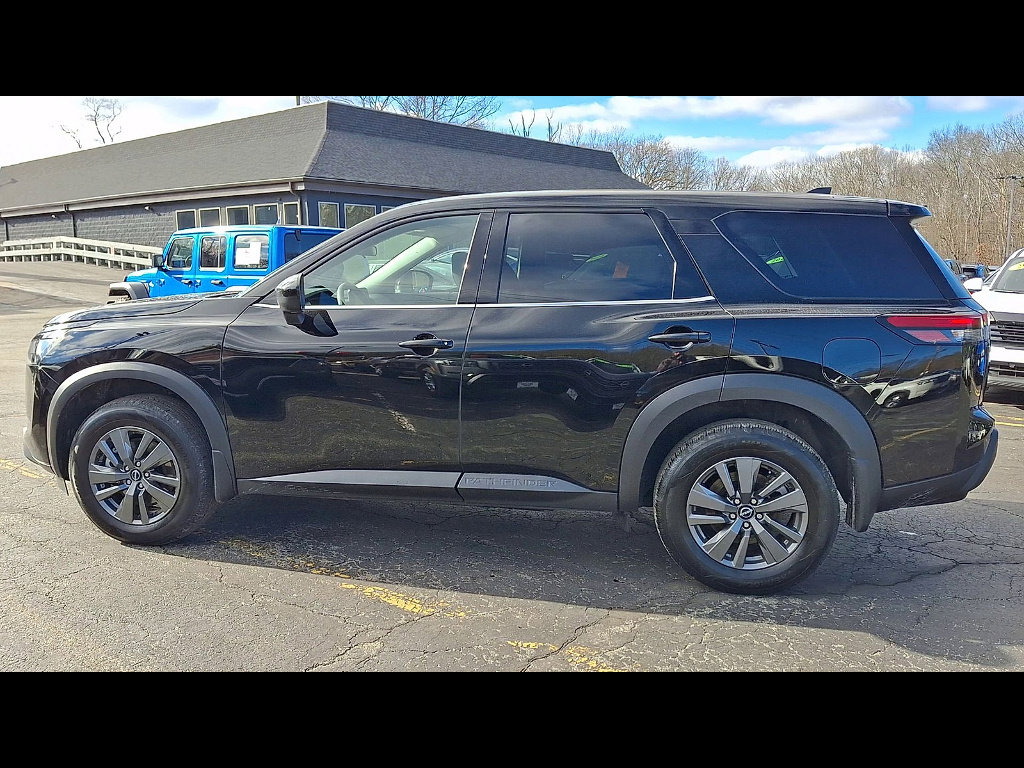 Certified 2025 Nissan Pathfinder S image 5