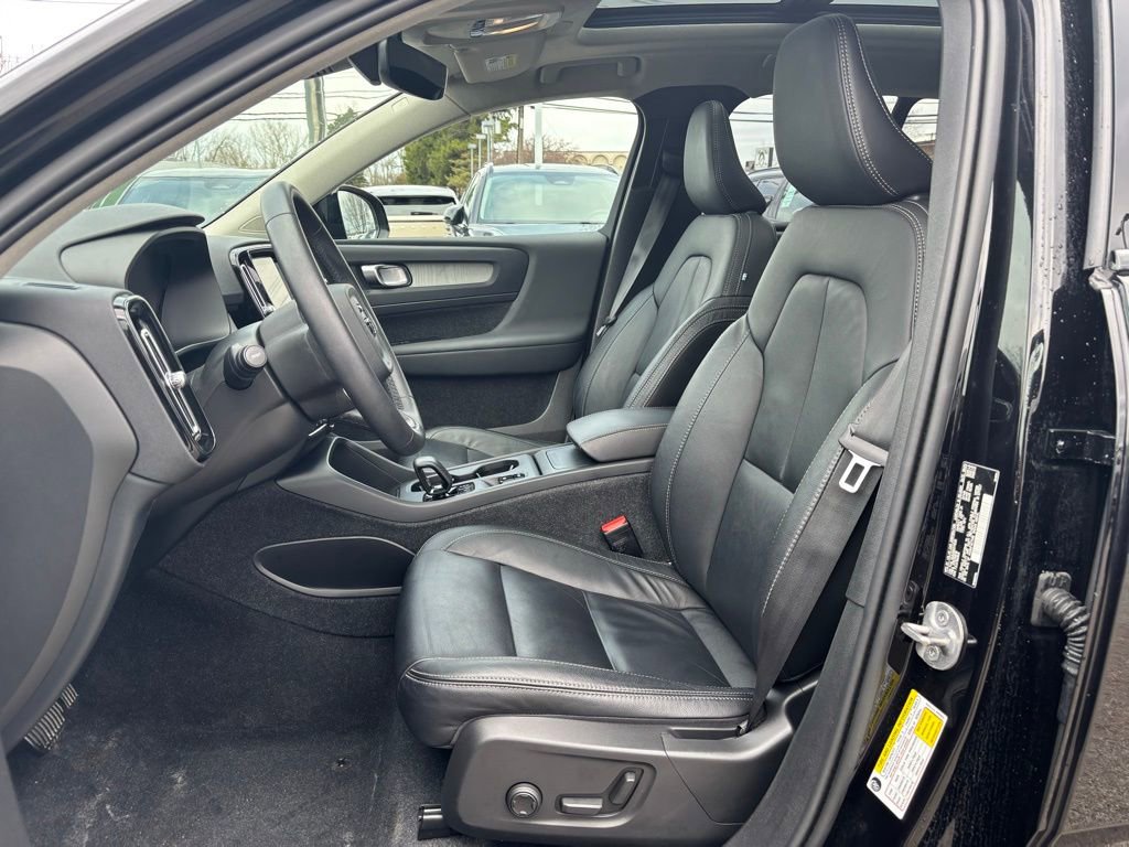 Used 2024 Volvo XC40 B5 Core image 16