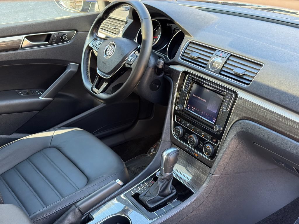 Used 2017 Volkswagen Passat 1.8T SEL Premium FWD image 7