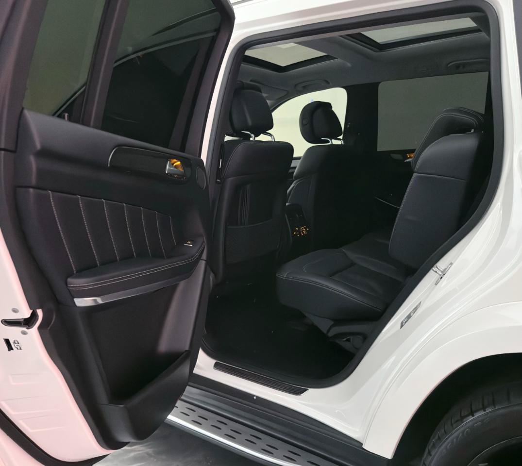 Used 2015 Mercedes-Benz GL 550 4MATIC w/ Driver Assistance Package image 21