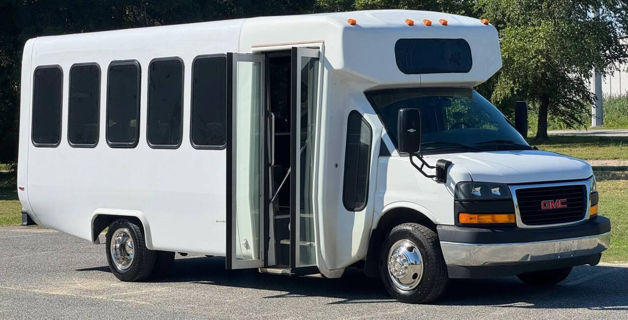 Used 2023 GMC Savana 3500 w/ Shuttle Bus Package RWD image 7