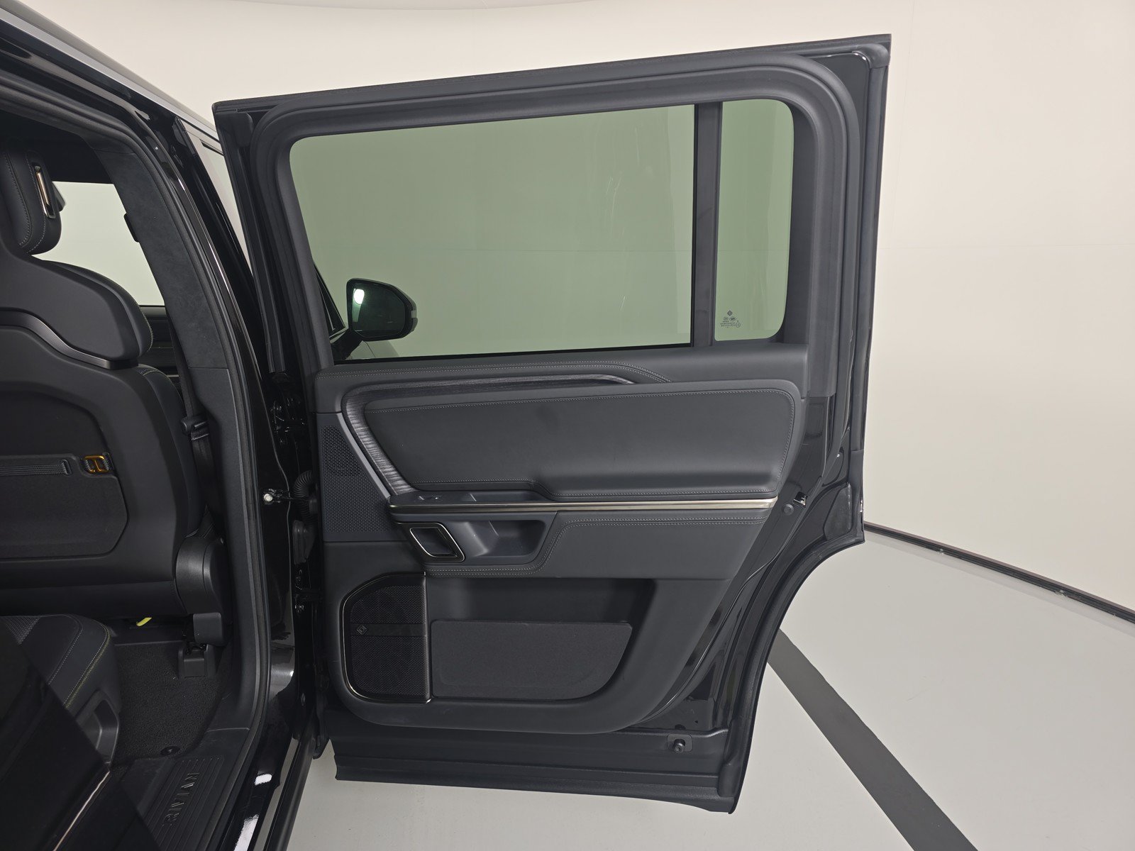 Used 2024 Rivian R1S Adventure AWD/4WD image 19