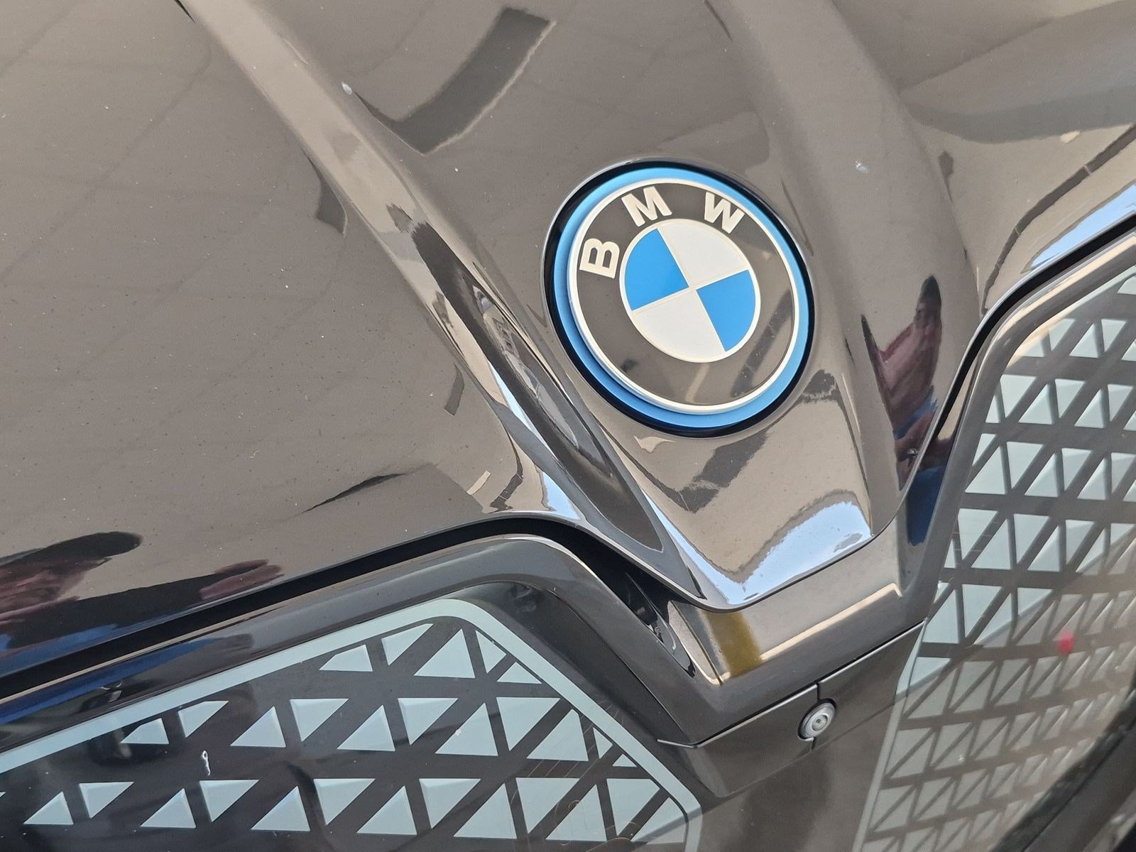 Certified 2024 BMW iX xDrive50 w/ Premium Package AWD/4WD image 34