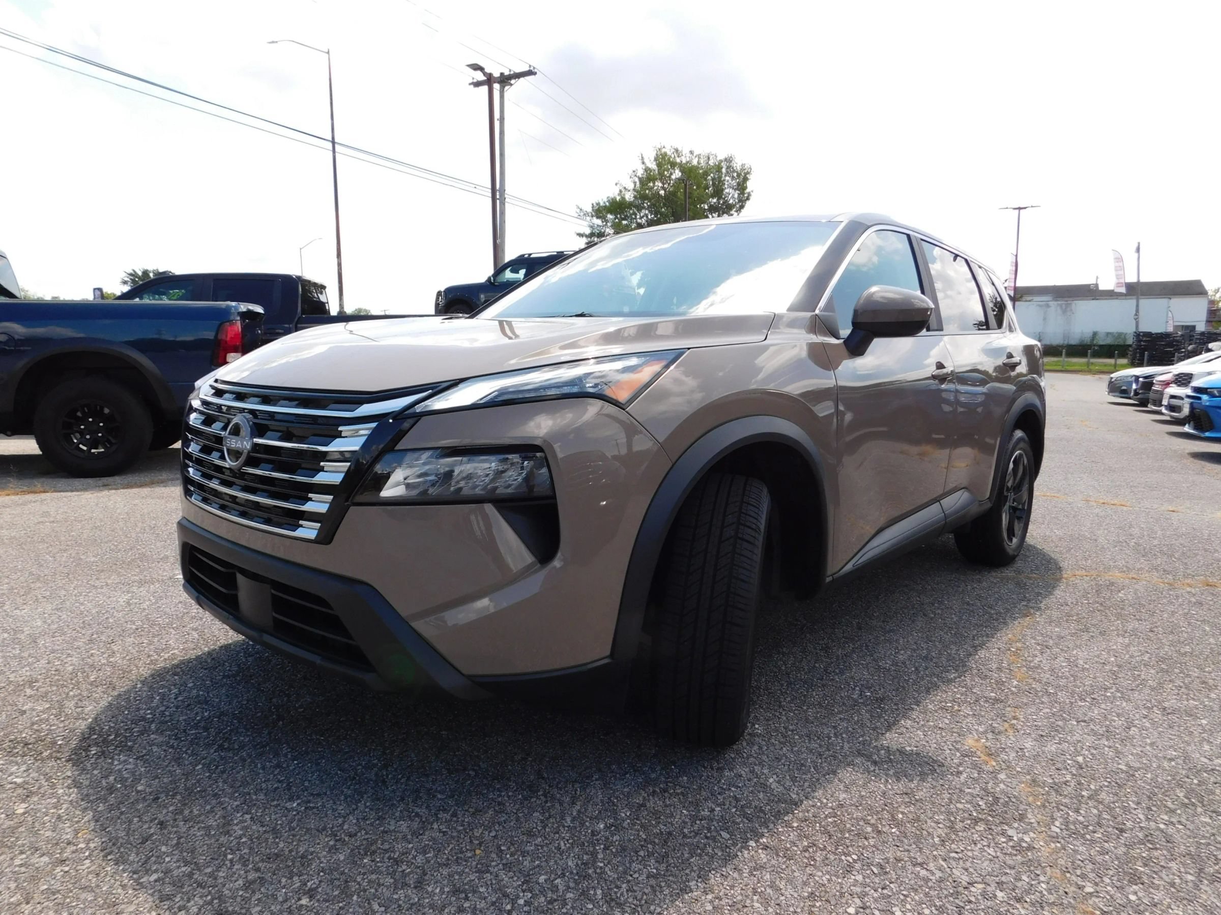 Used 2025 Nissan Rogue SV FWD image 4