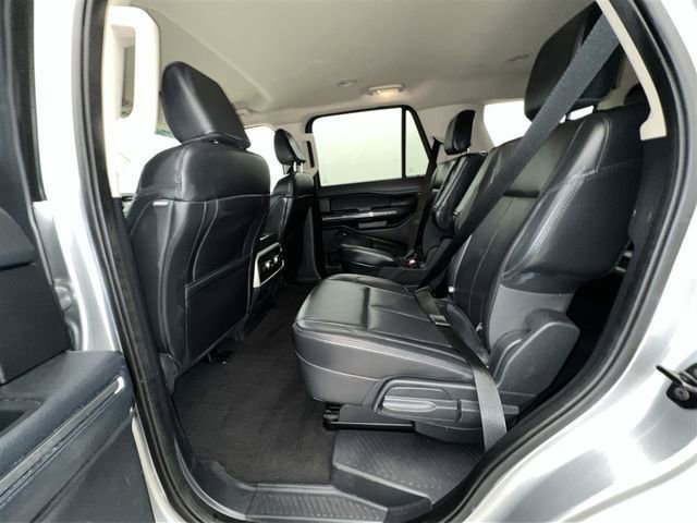 Used 2023 Ford Expedition XLT image 5
