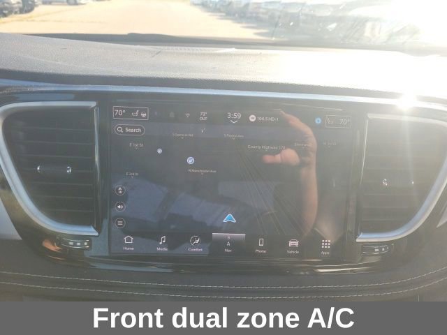 Used 2025 Chrysler Pacifica Limited image 6