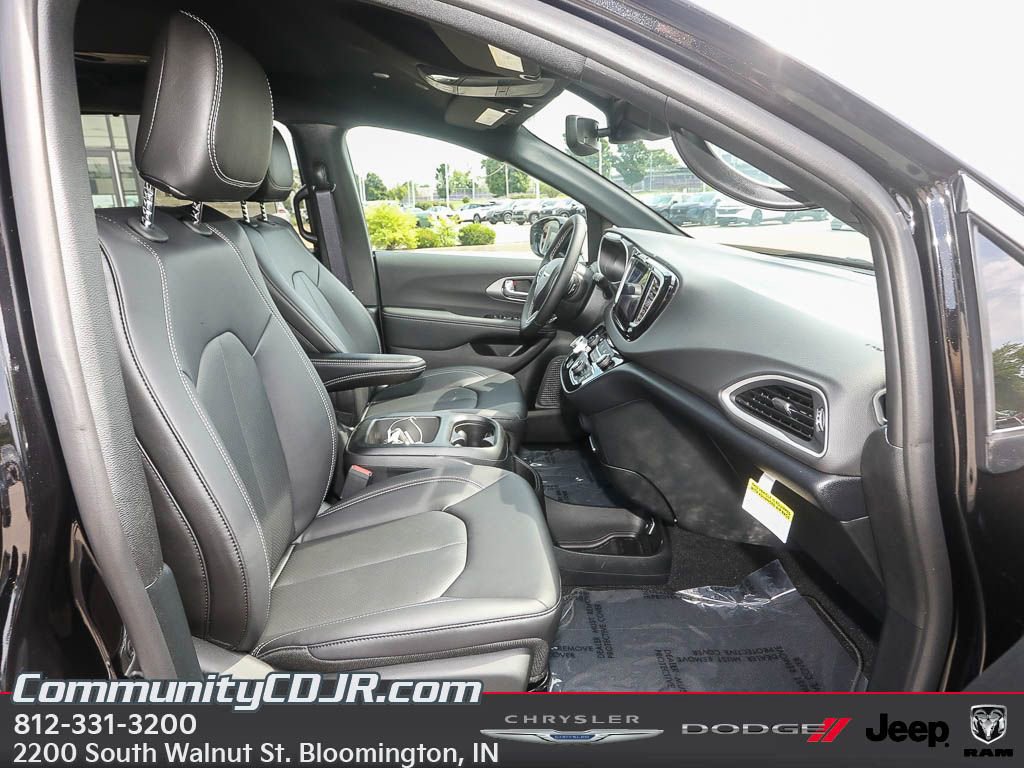 New 2025 Chrysler Voyager LX FWD image 19