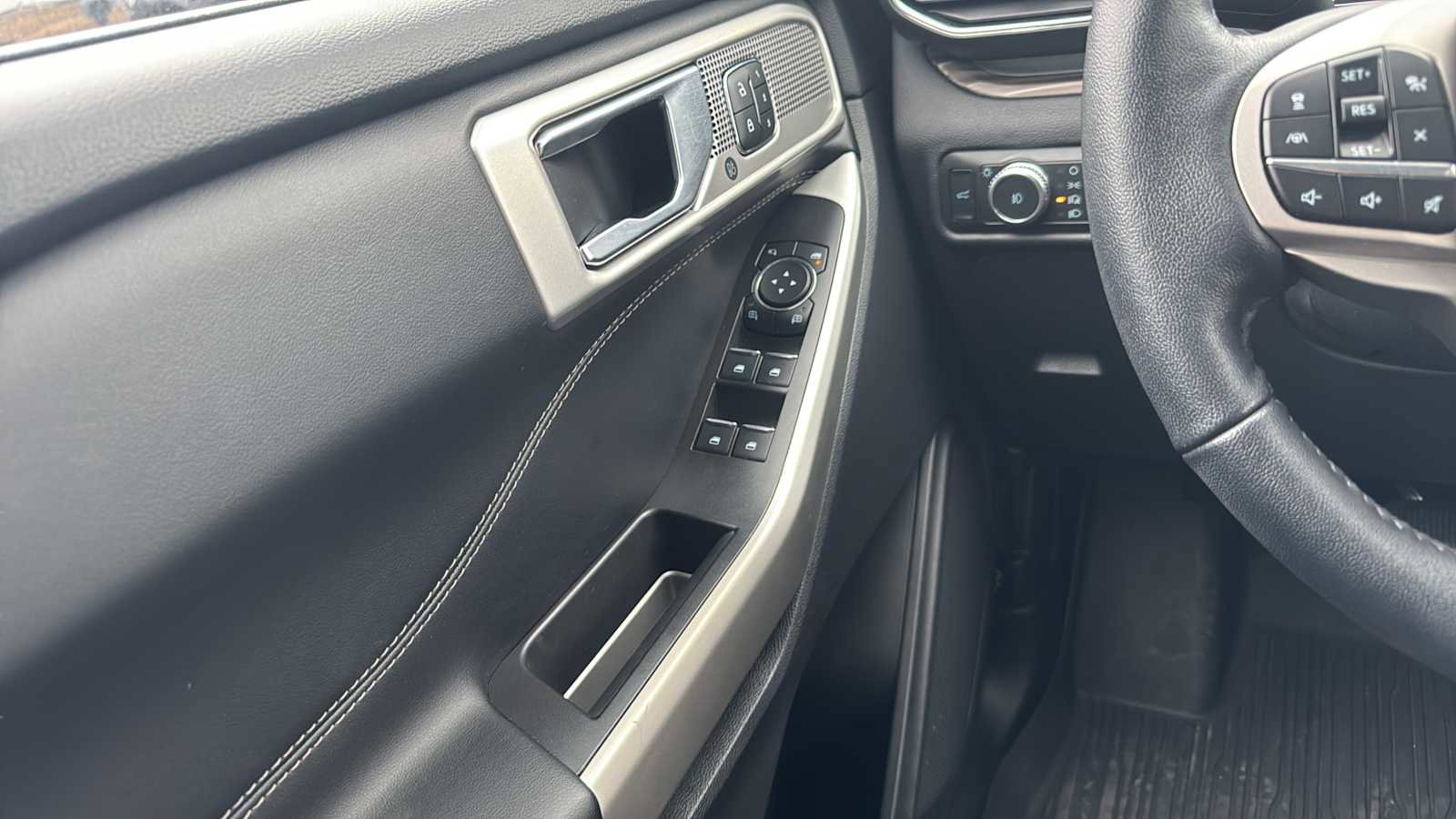 Used 2022 Ford Explorer Limited w/ Equipment Group 301A image 19