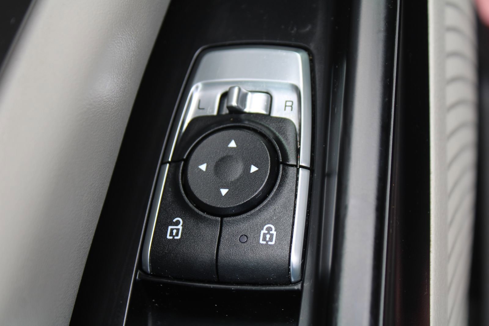 Used 2022 Kia Carnival LX image 26