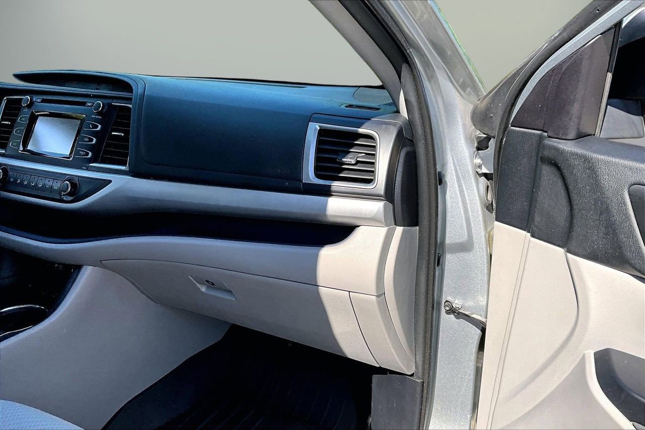 Used 2019 Toyota Highlander LE w/ Protection Package #3 image 19