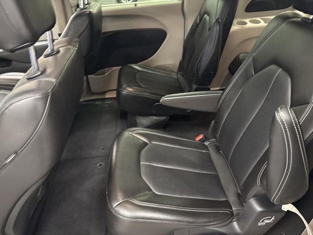 Used 2024 Chrysler Pacifica Touring-L image 15