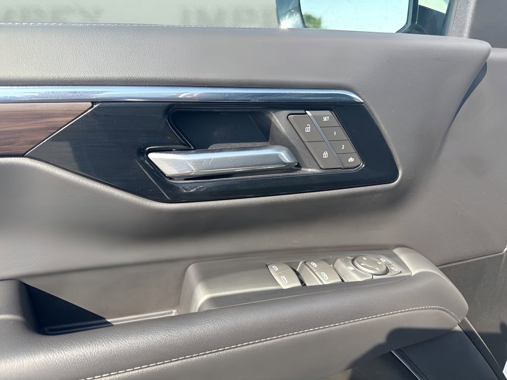 Used 2025 Chevrolet Suburban Z71 AWD/4WD image 29