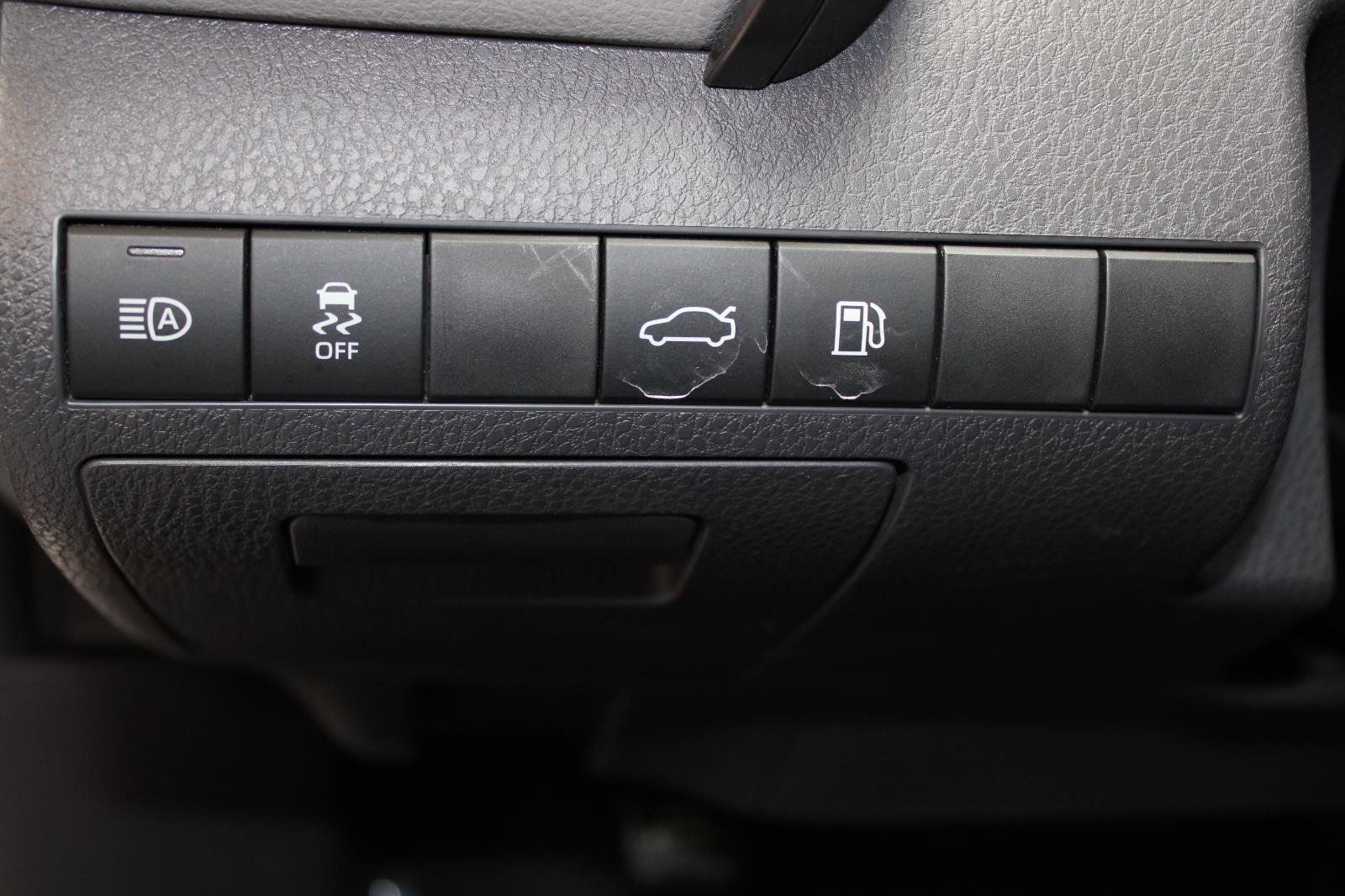 Used 2018 Toyota Camry LE FWD image 15