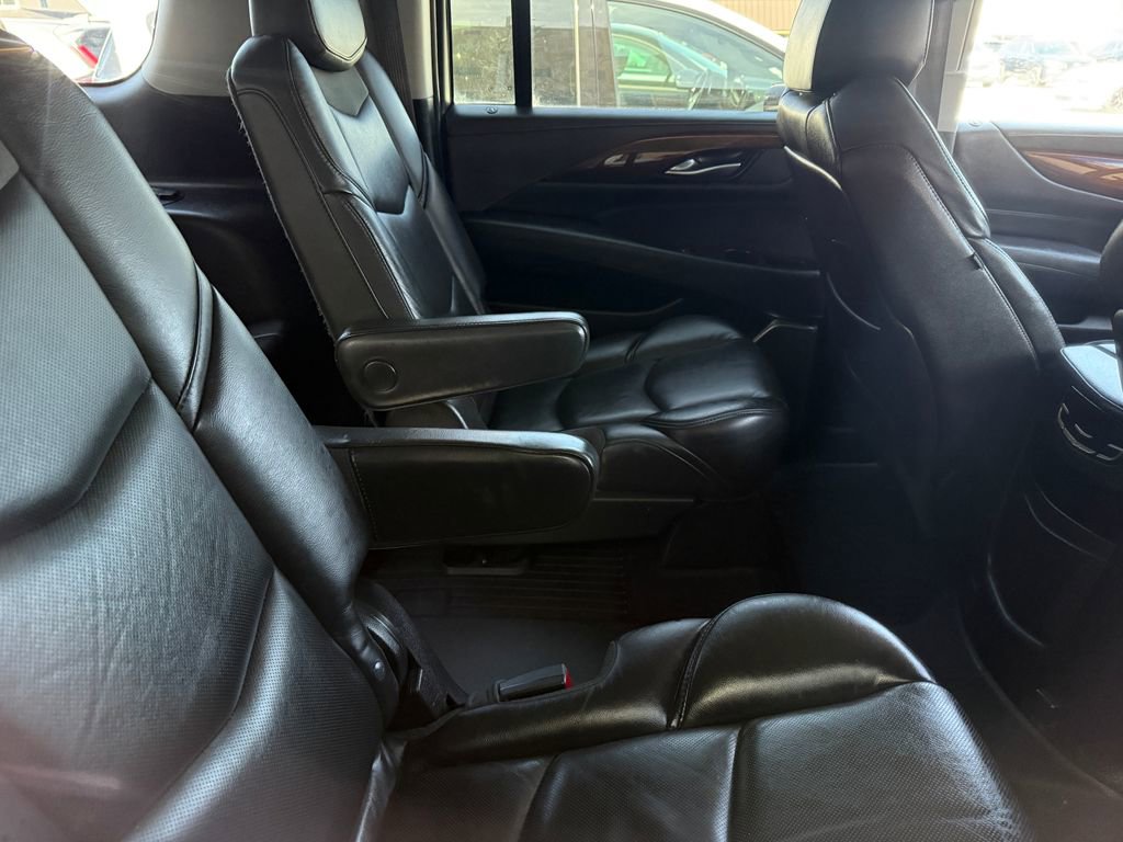 Used 2018 Cadillac Escalade ESV Luxury RWD image 4
