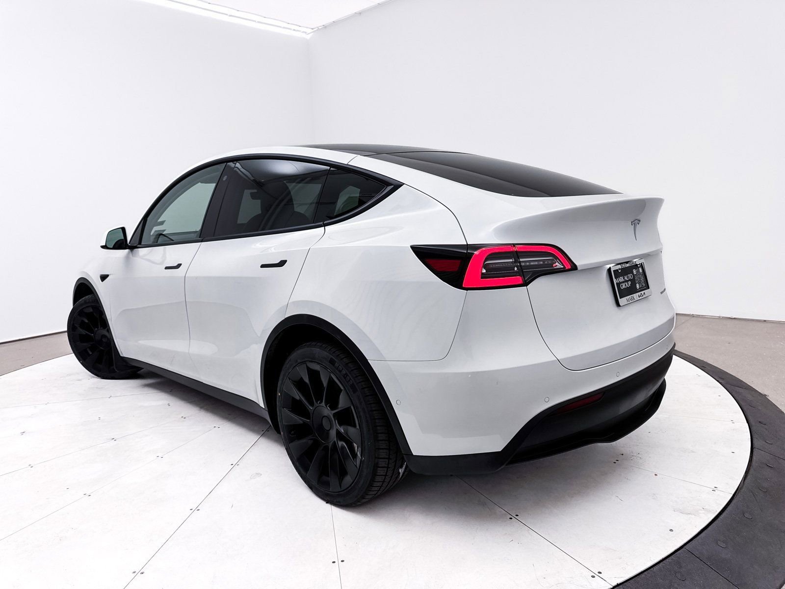 Used 2020 Tesla Model Y Long Range image 2