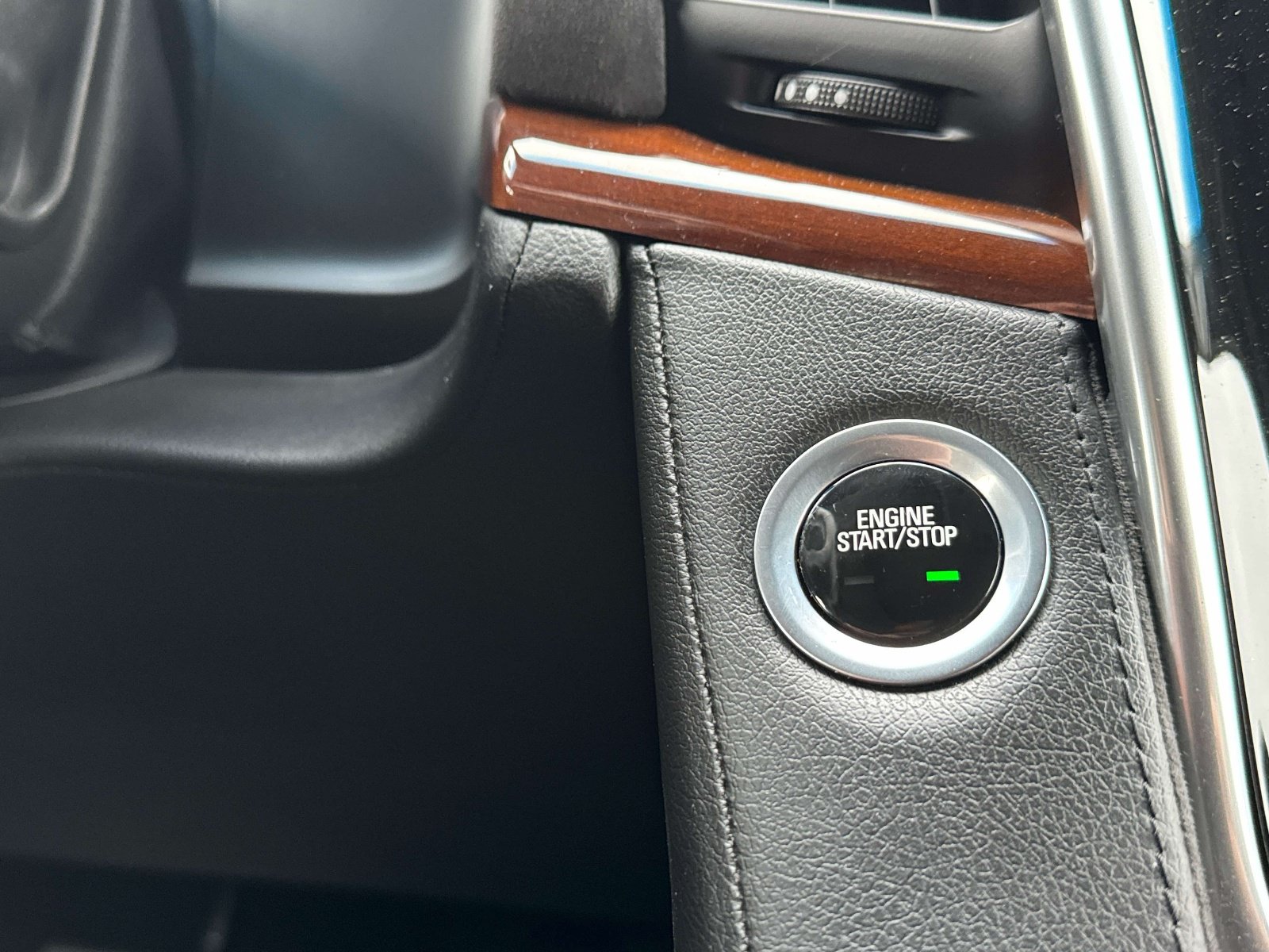 Used 2019 Cadillac Escalade Luxury AWD/4WD image 7