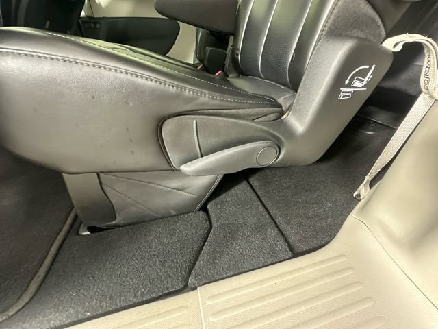 Used 2024 Chrysler Pacifica Touring-L FWD image 16