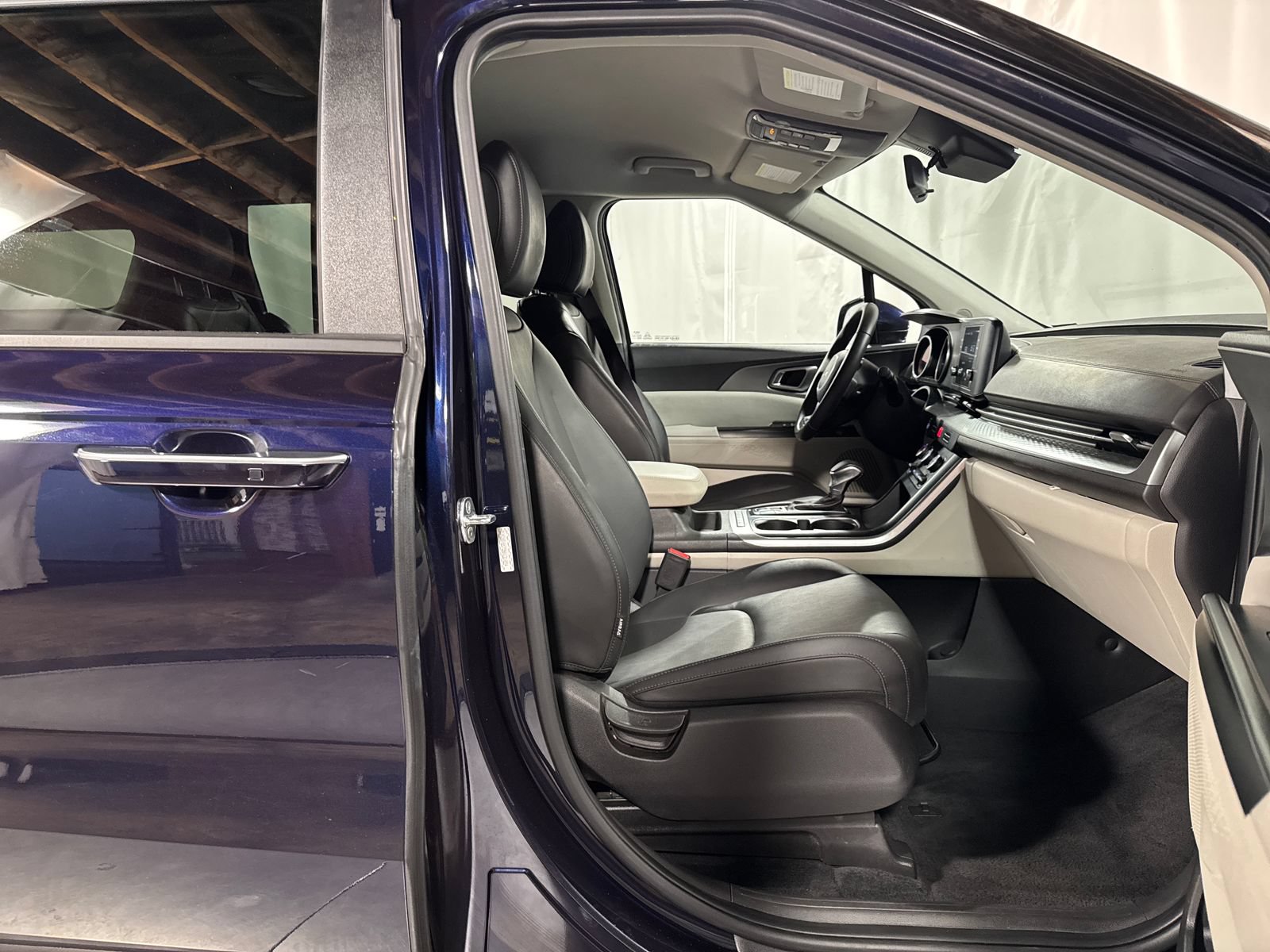 Certified 2022 Kia Carnival LX FWD image 15