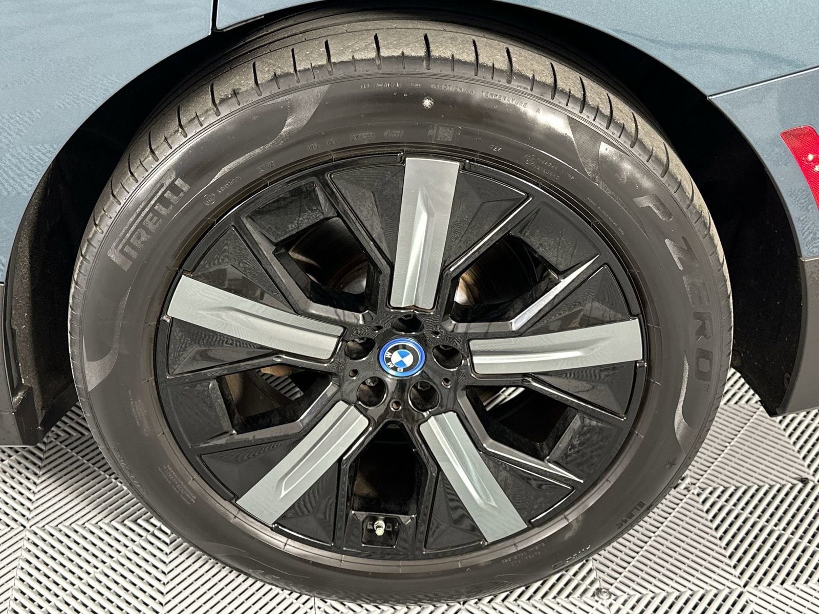 Used 2022 BMW iX xDrive50 w/ Premium Package image 10