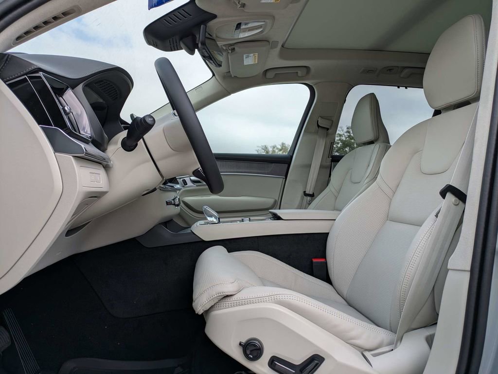 New 2026 Volvo XC90 T8 Ultra w/ Lounge Package image 2