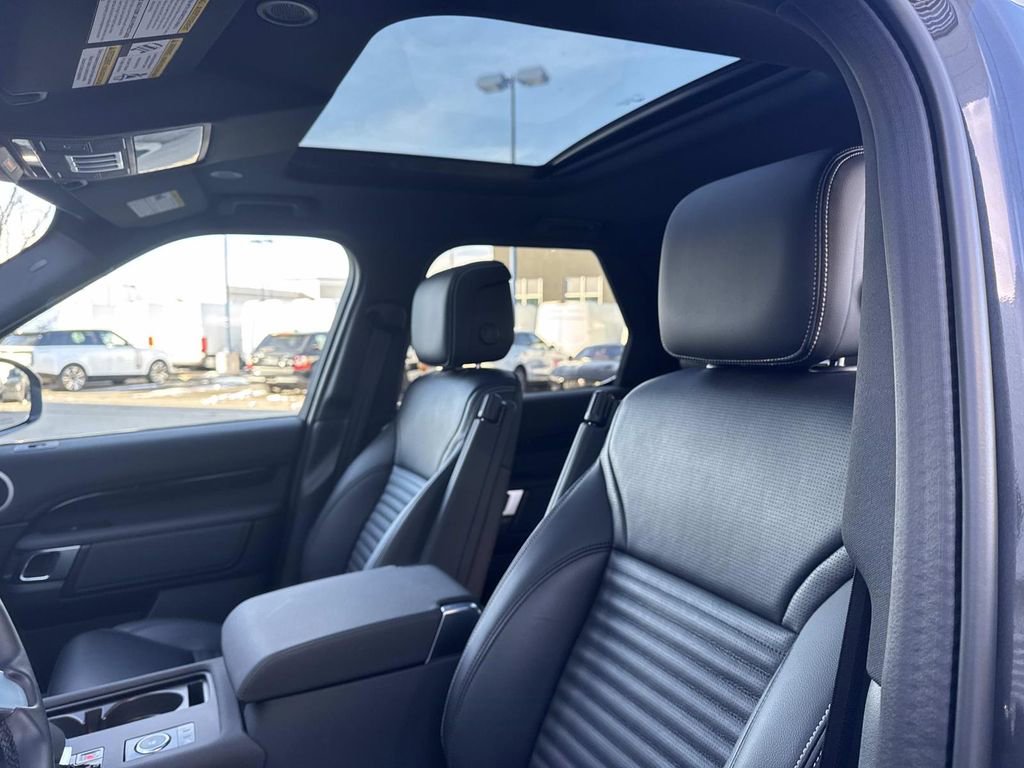 Used 2025 Land Rover Discovery S image 20