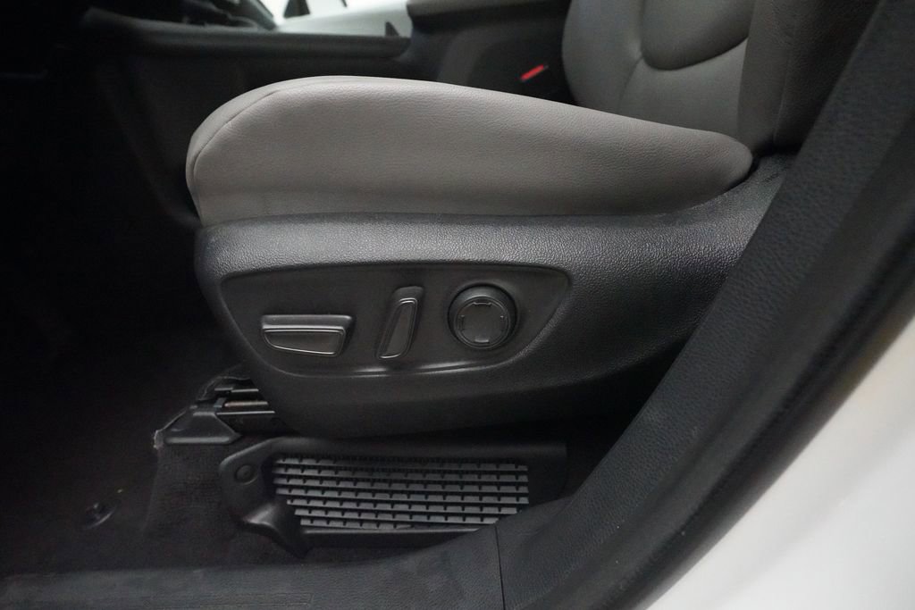Used 2025 Toyota Sienna XLE FWD image 30