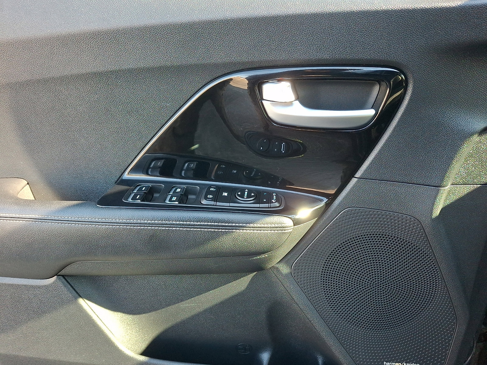 Certified 2022 Kia Niro EX image 11