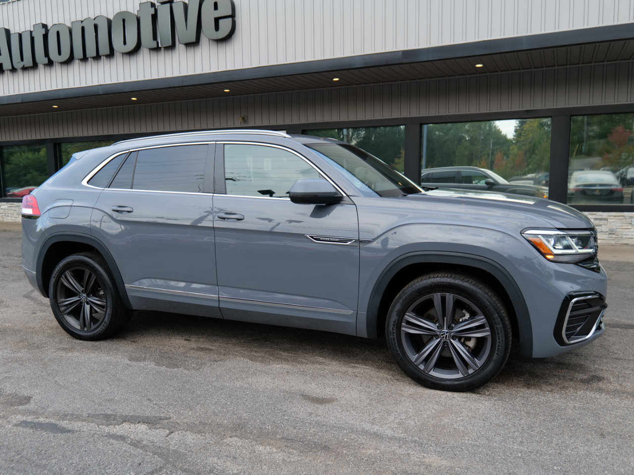 Used 2022 Volkswagen Atlas Cross Sport SEL R-Line image 3