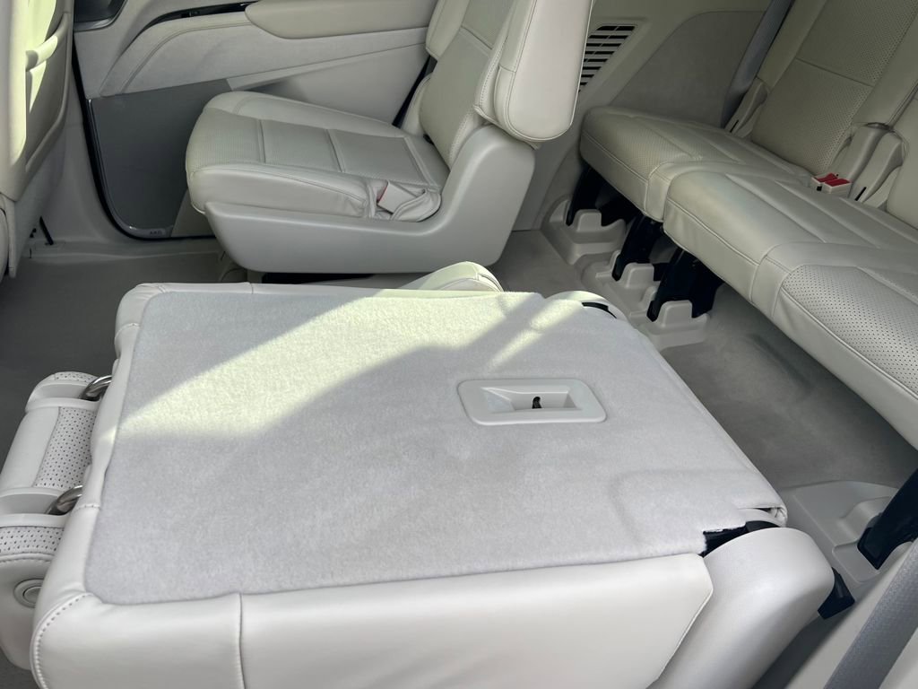 Used 2022 Cadillac Escalade Premium Luxury Platinum image 17