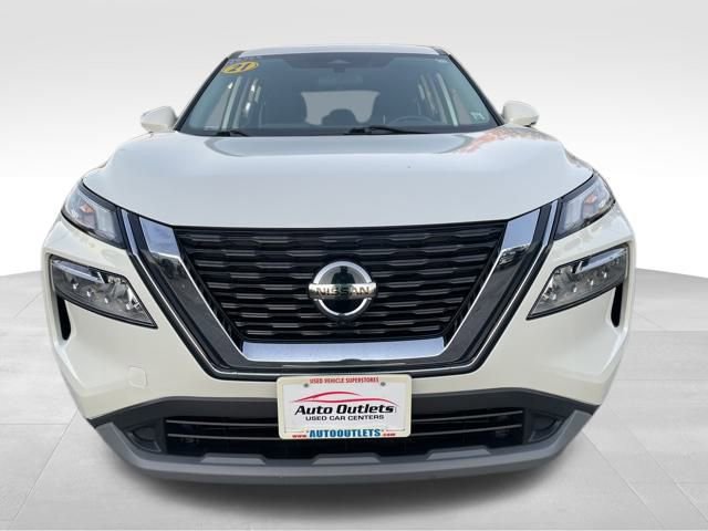 Used 2021 Nissan Rogue SV image 2