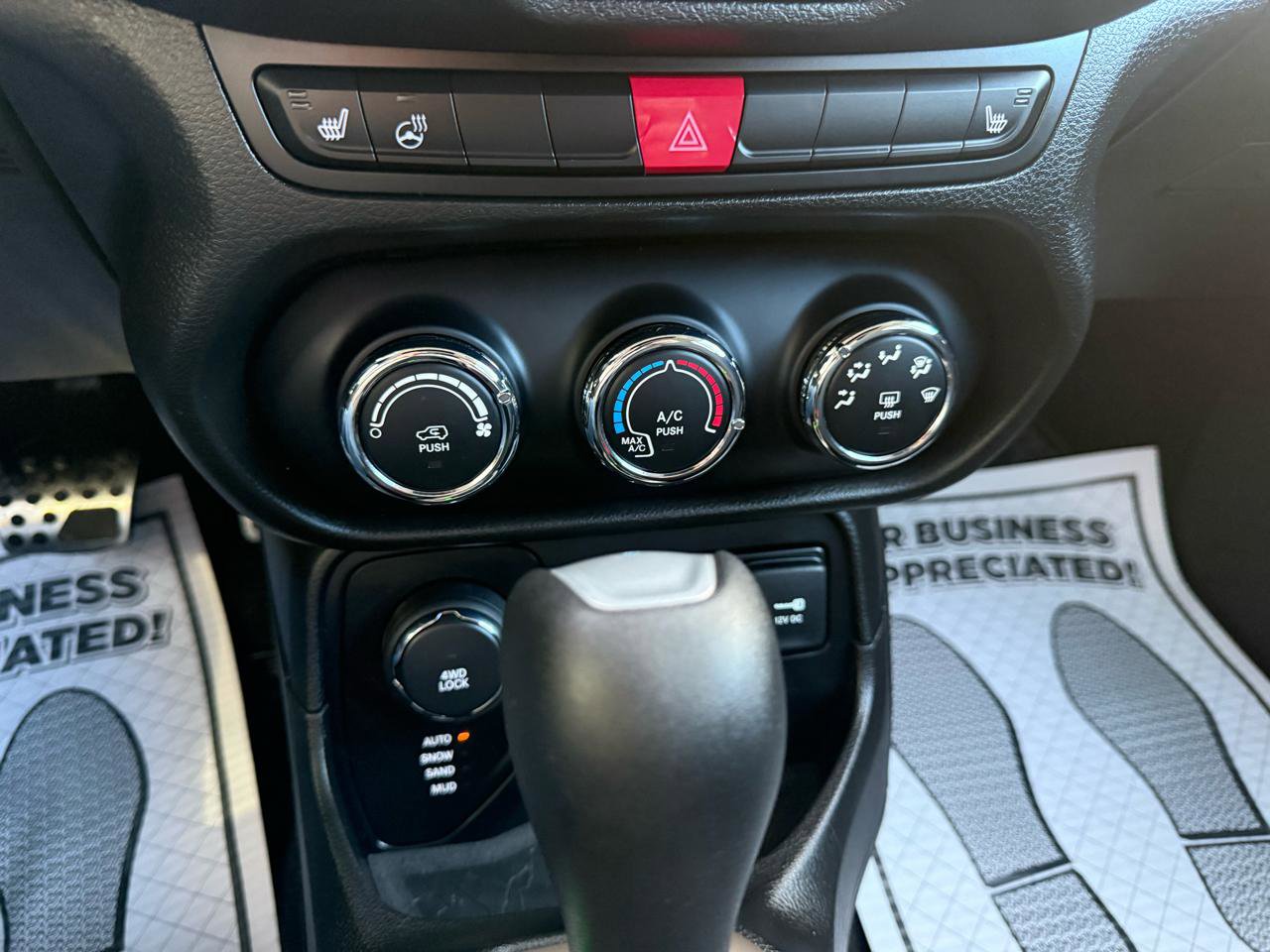 Used 2017 Jeep Renegade Latitude image 27